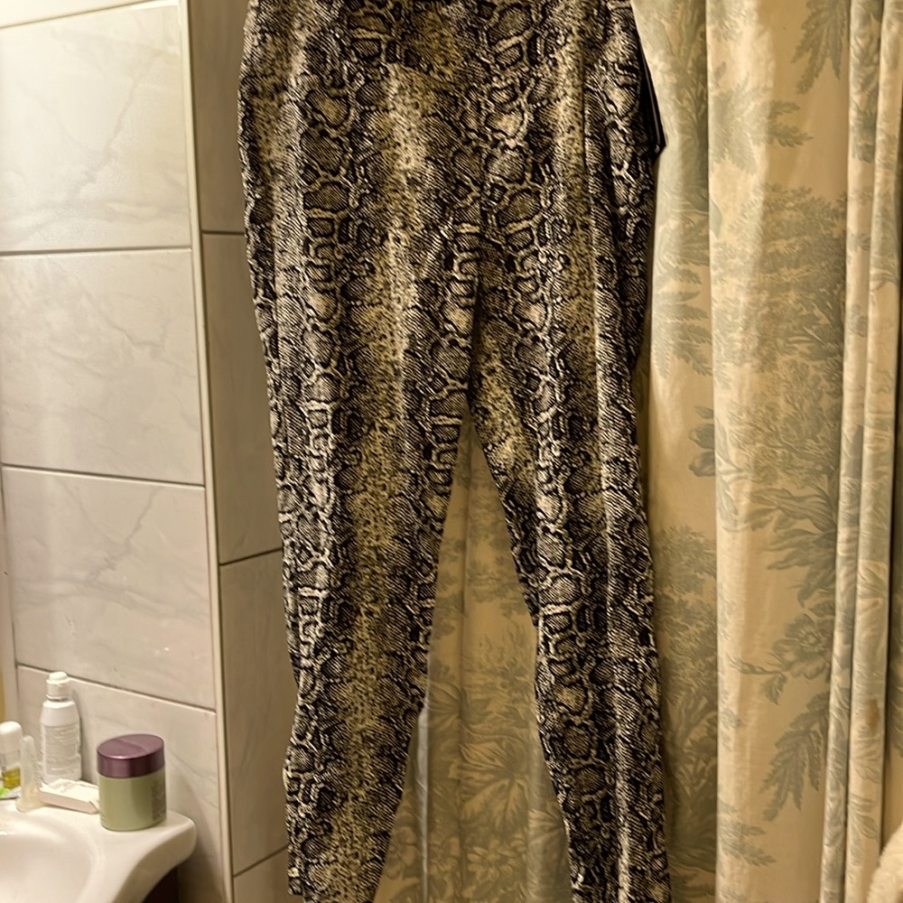Precious pants by SoHo Apparel Lmtd. Size L Ankle length